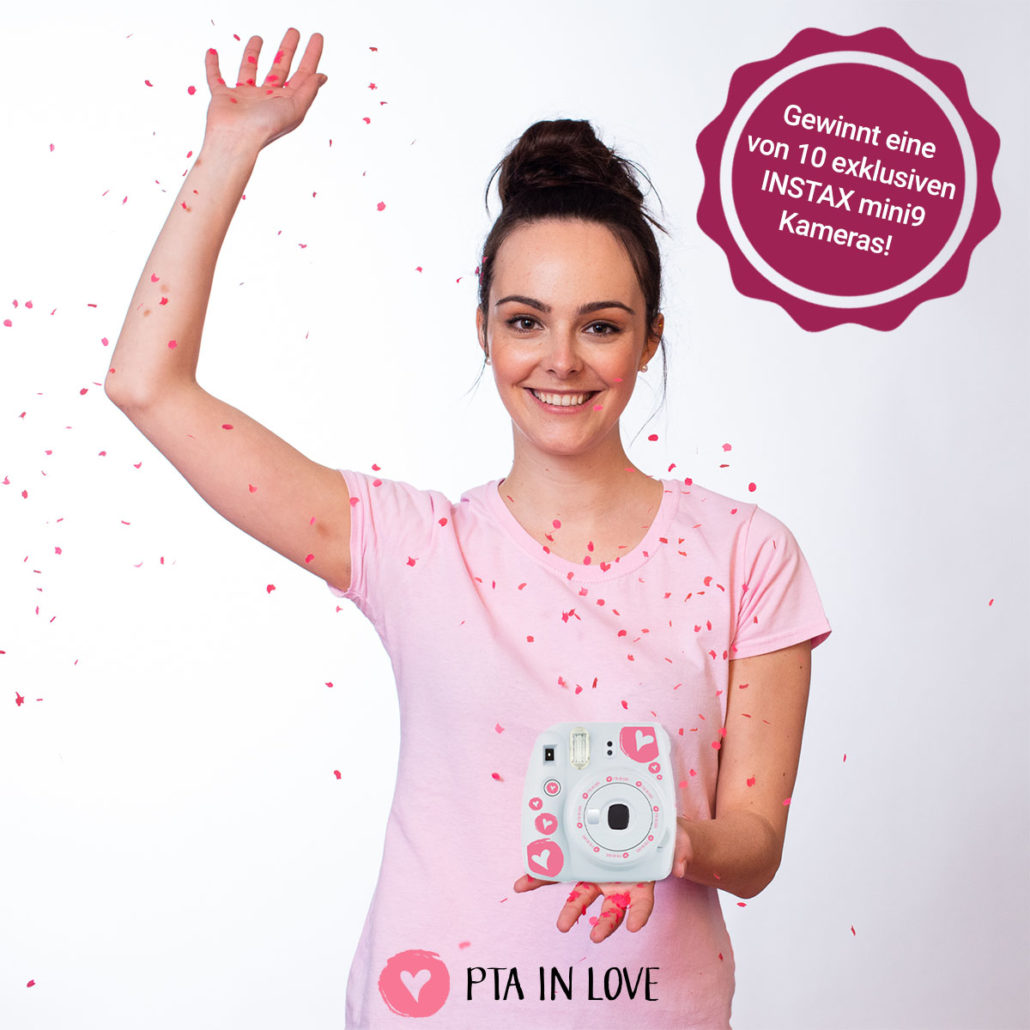 PTA IN LOVE-Testimonial Corinna präsentiert die INSTAX mini9 Sofortbildkameras im limitierten PTA IN LOVE-Design