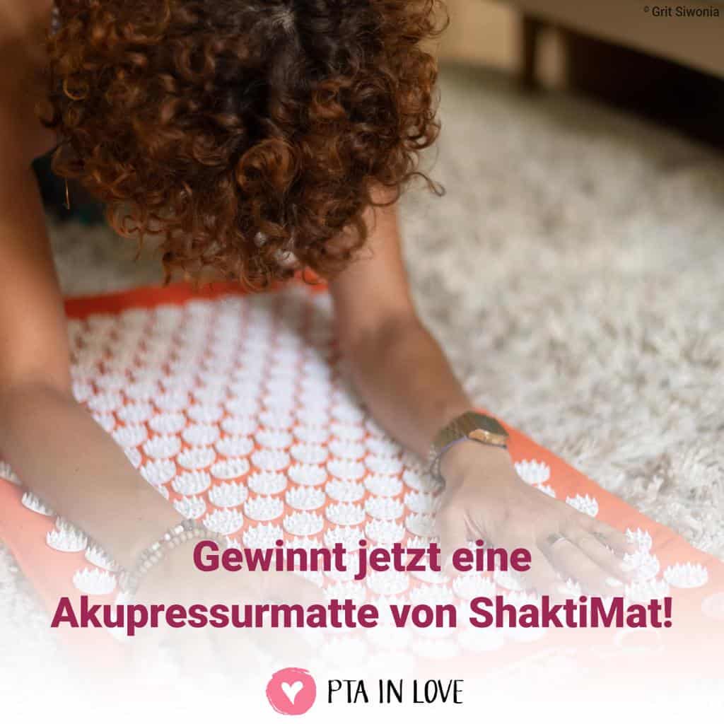 Frau macht Übungen auf Akupressurmatte
