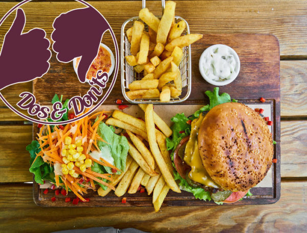 Mittagessen mit Burger und Pommes