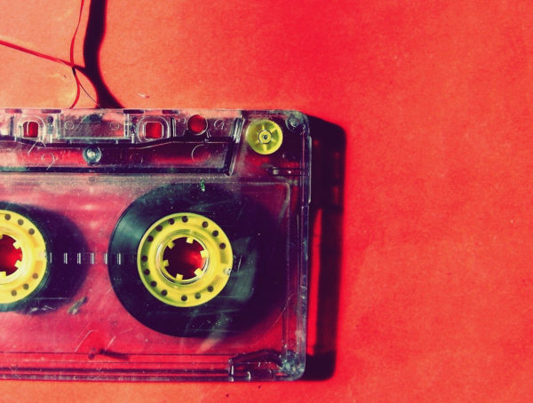 Nahaufnahme einer Musikkassette auf rotem Hintergrund
