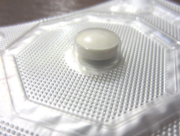 weiße Tablette in einem silbernen Blister