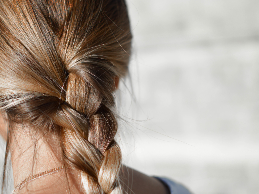 Nahaufnahme von hinten von einem geflochtenem Haarzopf