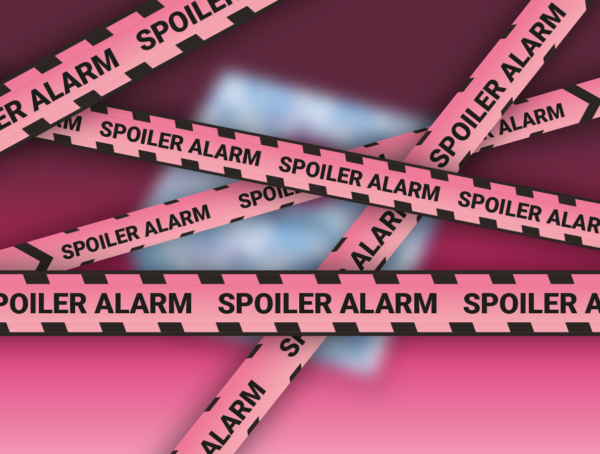 Pinke Absperrbänder mit Aufschrift "Spoiler Alarm" und der September-Box verschwommen im Hintergrund
