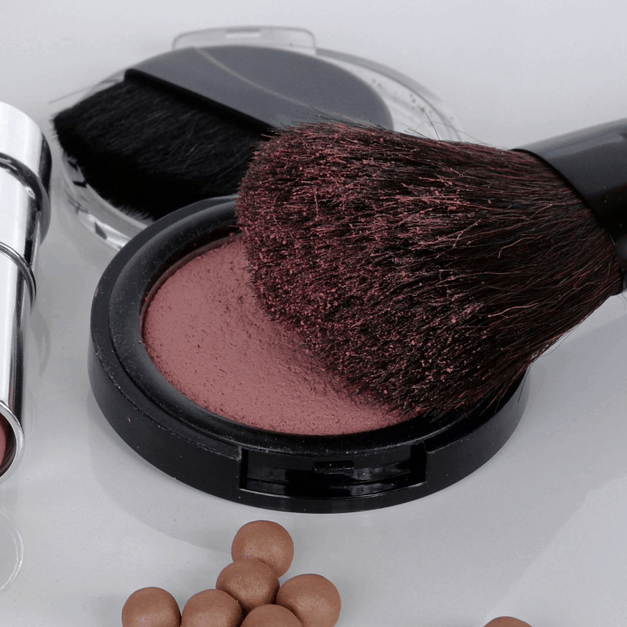 Nahaufnahme von pinkfarbenem Rouge mit Pinsel