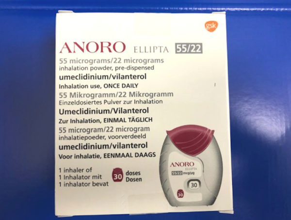 Packung des Arzeimittels Anoro, darauf ist der Inhalator zu sehen