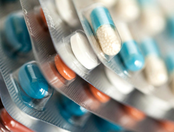 verschiedenen Blister von Kapseln und Tabletten übereinander