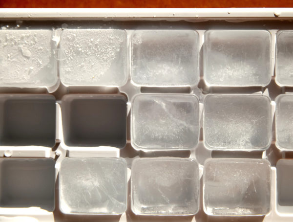 Eiswürfel nebeneinander in dei Reihen übereinander. Einige Würfel fehlen.
