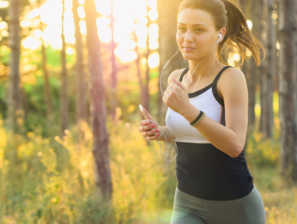 Frau joggt im Wald