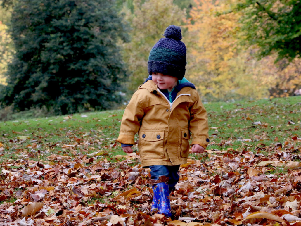 5 schöne Dinge, die man im Herbst für umsonst nach 17 Uhr mit Kindern noch machen kann