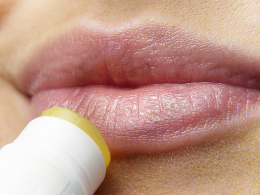 Lippenpflegestift, der auf die Lippen aufgetragen wird