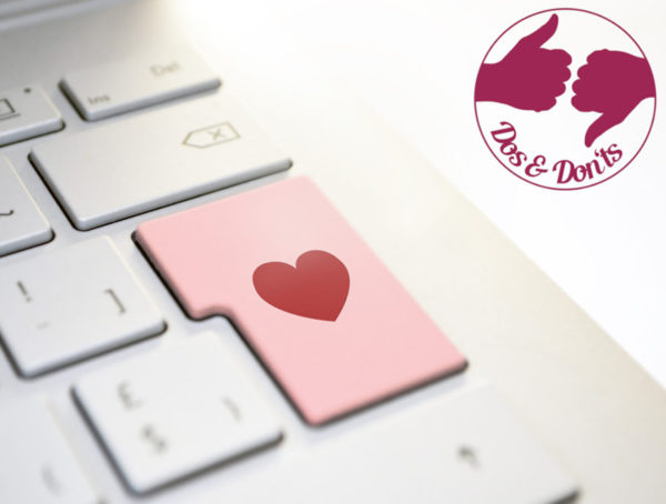 Nahaufnahme eines weißen Laptops mit einer pinkfarbenen Enter-Taste, auf der ein Herz ist