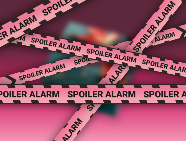 Pinke Absperrbänder mit Aufschrift "Spoiler Alarm" im Hintergrund ist die Oktober-Box verschwommen zu sehen