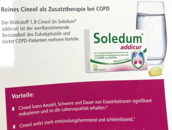Auszug aus dem Flyer zu Soledum addicur. Zu sehen ist ein Wasserglas und die Verpackung sowie die Weichkapsel. Außerdem sind die Vorteile des Arzneimitels aufgezeigt.