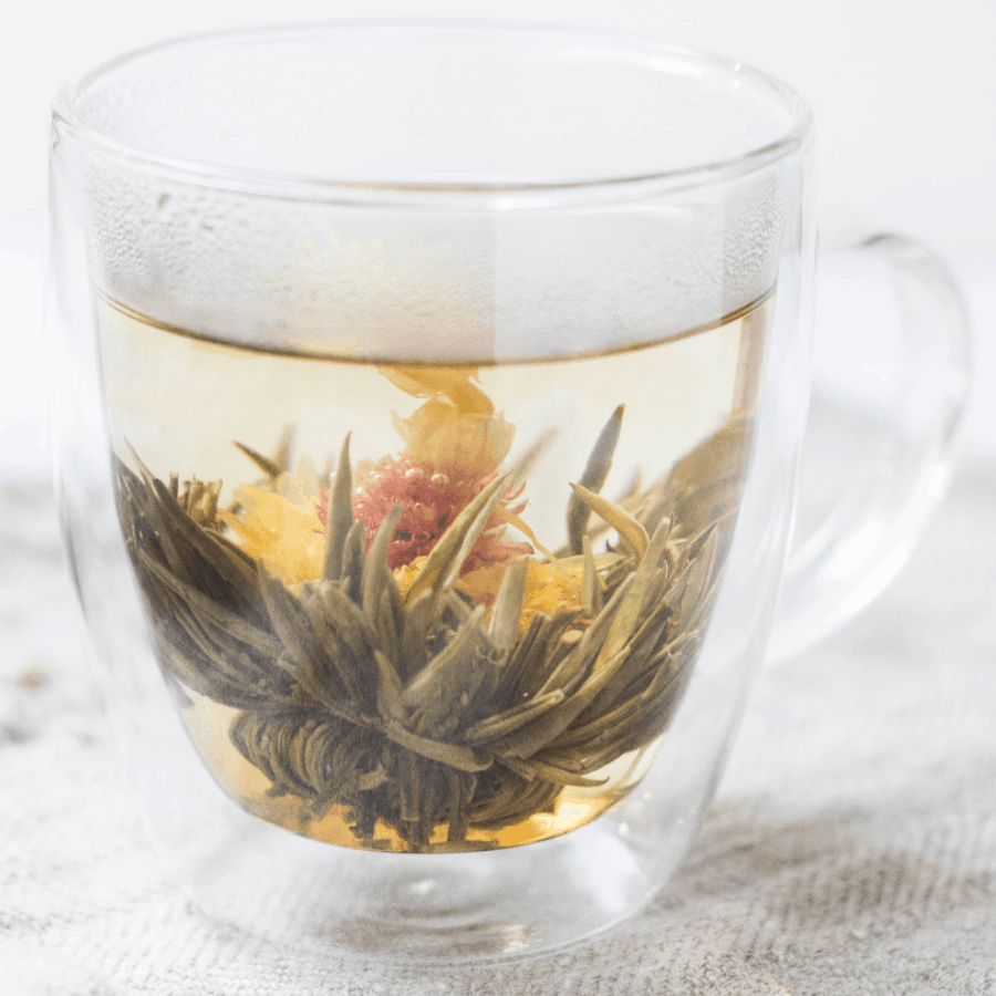 Teetasse mit einer Teeblume