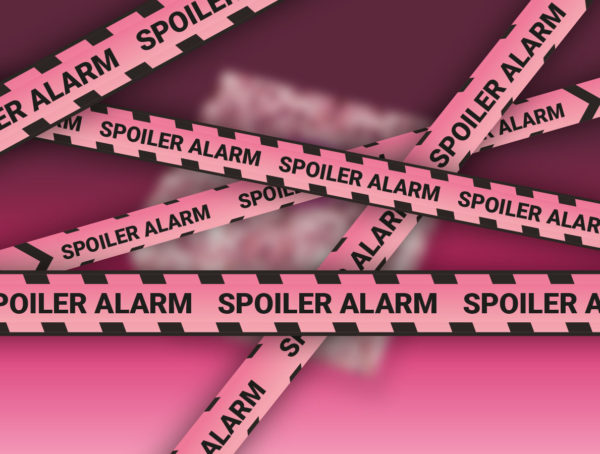 Pinke Absperrbänder mit Aufschrift "Spoiler Alarm" im Hintergrund ist die November-Box verschwommen zu sehen