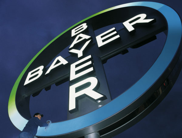 Bayer-Logo im Abendlicht