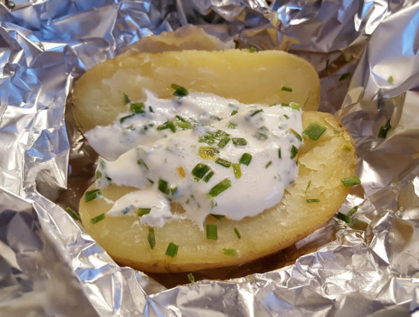 Backkartoffel mit Quark und Kräuter in Alufolie