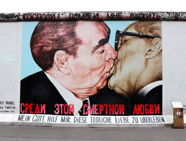 Bruderkuss zwischen Leonid Breschnew und Erich Honecker aufgemalt auf der Berliner Mauer