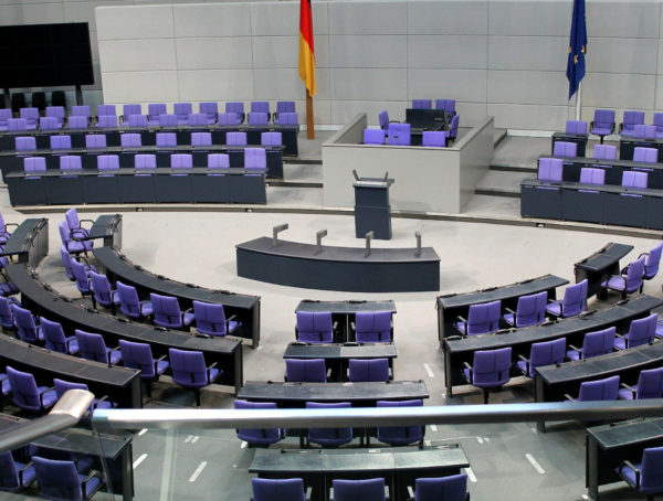 Wahl Bundestag leerer Sitzungssaal mit blauen Stühlen udn Pult