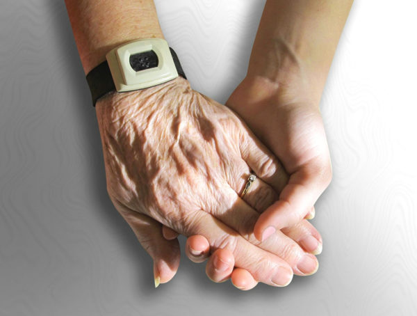 junge und alte Hand ineinander