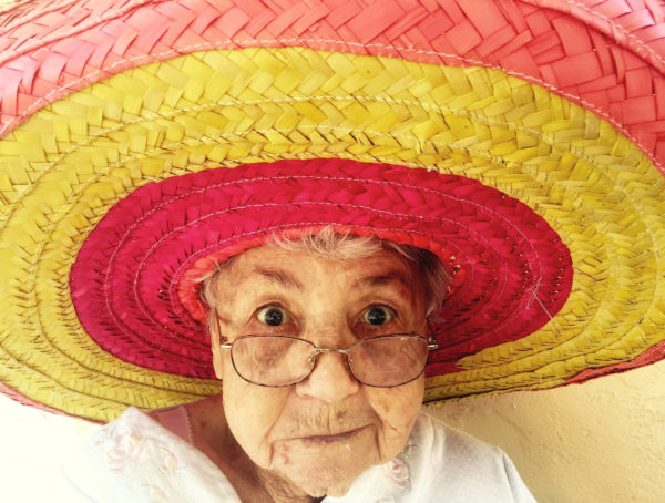 ältere Dame mit Brille und Sombrero
