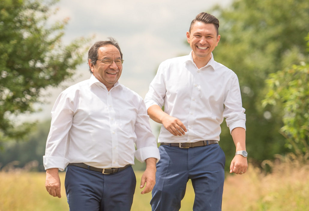 Naggar Vater und Sohn im weißen hemd und blauer Hose im Grünen