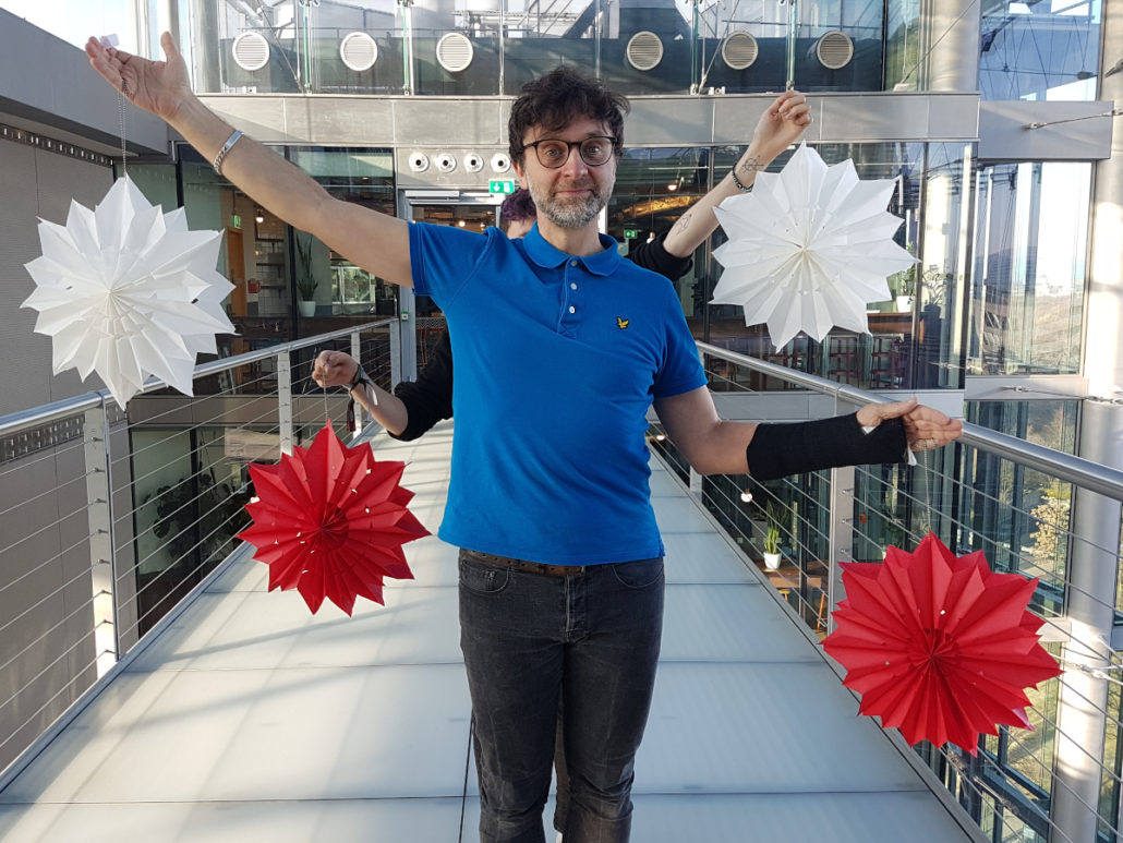 DIY Weihnachtssterne: Papiertüten als tolle Adventsdeko