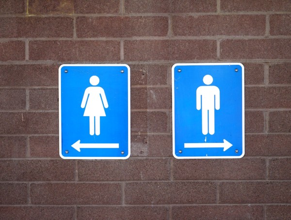 Symbolbild Durchfall, ein Toilettenschild für Mann und Frau