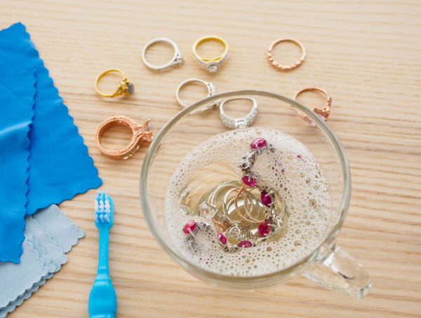 Symbolbild Schmuck reinigen