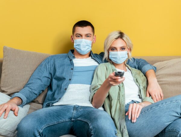 Symbolbild Maske zuhause