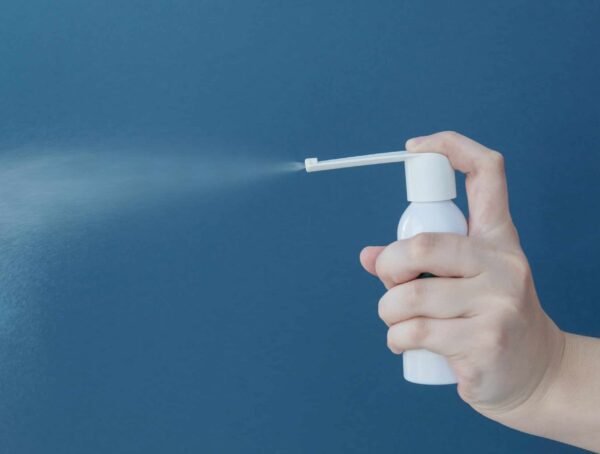 Symbolbild Mundspray Coronaviren