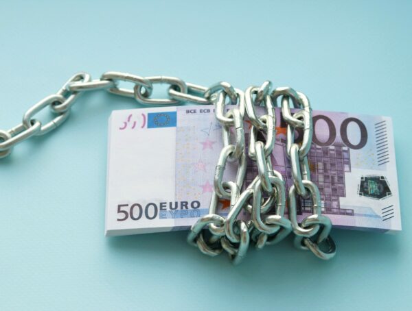 Symbolbild 10.000 Euro Schaden