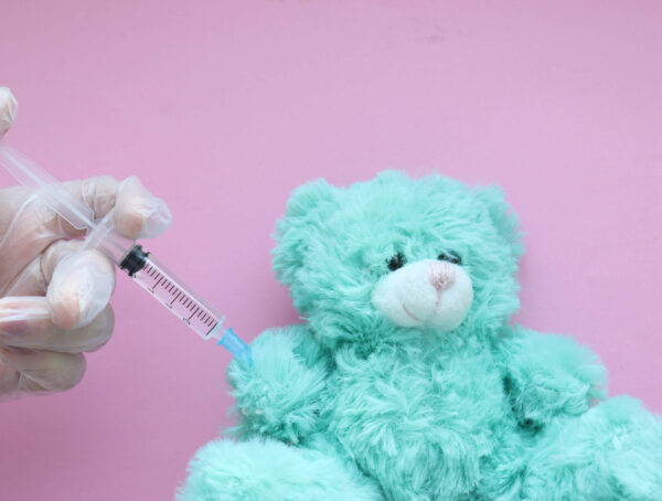 Symbolbild angepasster Coronaimpfstoff Kleinkinder Omikron-Impfstoff Kinder Moderna Kinder