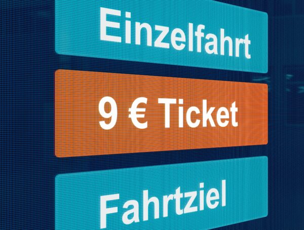 Symbolbild 9 Euro-Ticket Lohnsteuer