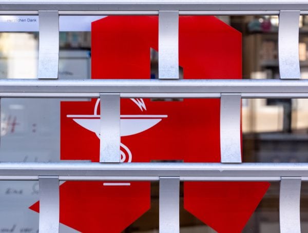 Symbolbild Apotheken weniger Apothekensterben schließen Zahl der Apotheken Apothekenschließung Apotheke geschlossen apothekenzahl Öffnungszeiten verkürzt