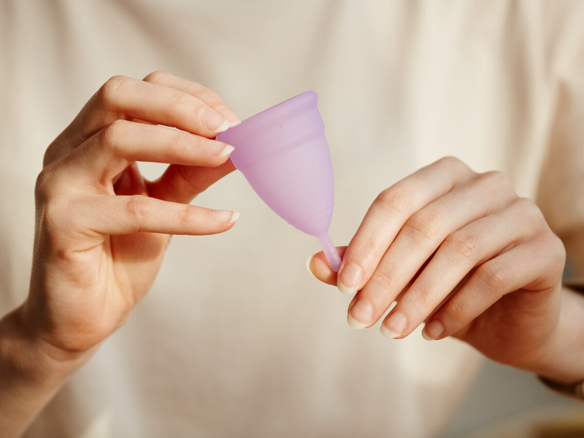 Regel und Verhütung: Menstruationstasse besser nicht bei Spirale?