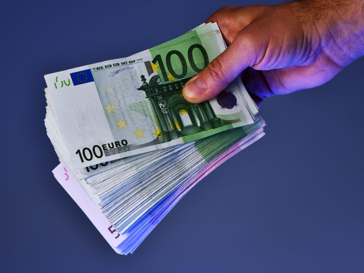 Wegen Arbeitszeitbetrug: Angestellter muss mehr als 20.000 Euro zahlen