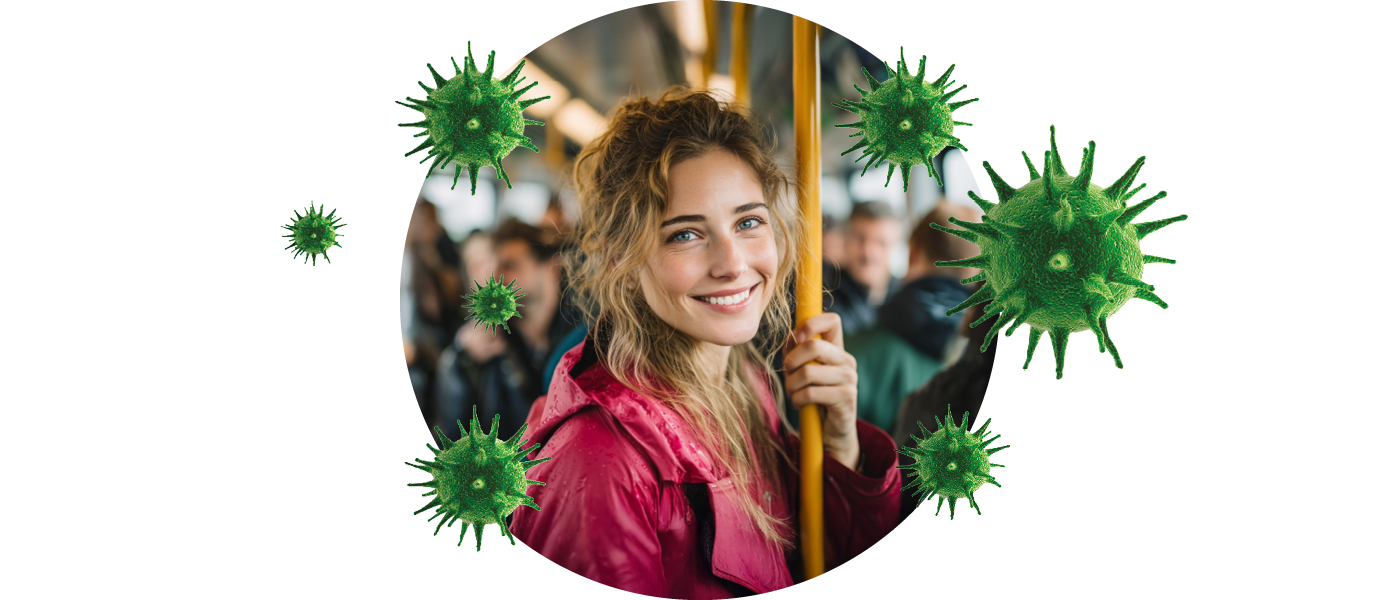 Frau hält sich in einem vollen Bus an einer Stange fest, umgeben von grafischen Darstellungen von Viren