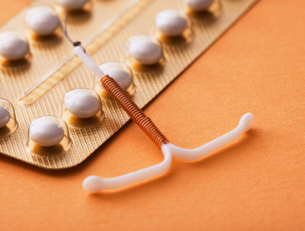 Spirale und Blister mit Pille auf orangenem Papier