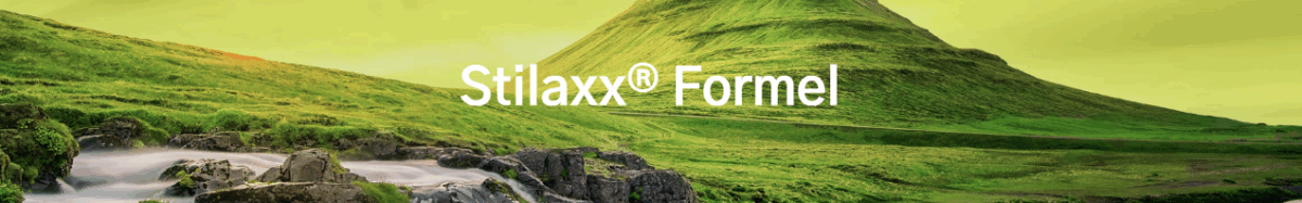 Grüne Landschaft mit grünem Berg, „Stilaxx Formel“ in weiß