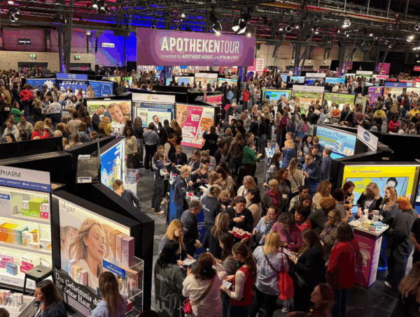 APOTHEKENTOUR 2025 im Zenith München: Eine lebendige Messehalle voller Apotheker:innen, PTA und PKA, die Stände der Aussteller besuchen und sich austauschen.
