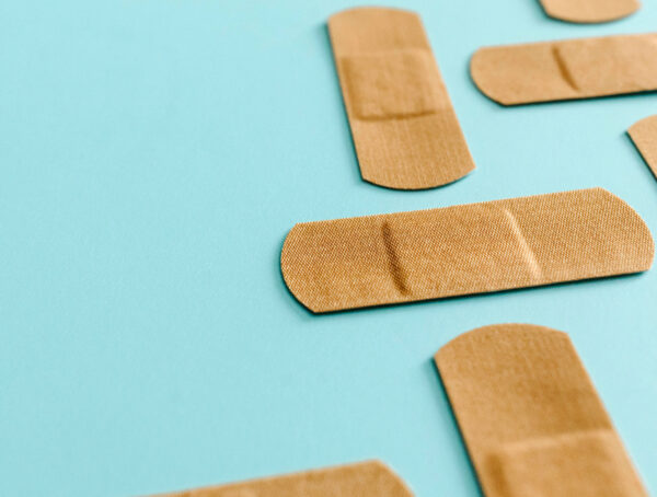 Mehrere bräunliche Pflaster auf blauem Hintergrund