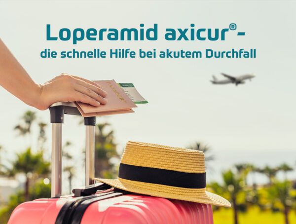 „Werbegrafik mit Koffer, Strohhut und Reisedokumenten. Text: ‚Loperamid axicur – die schnelle Hilfe bei akutem Durchfall‘.“