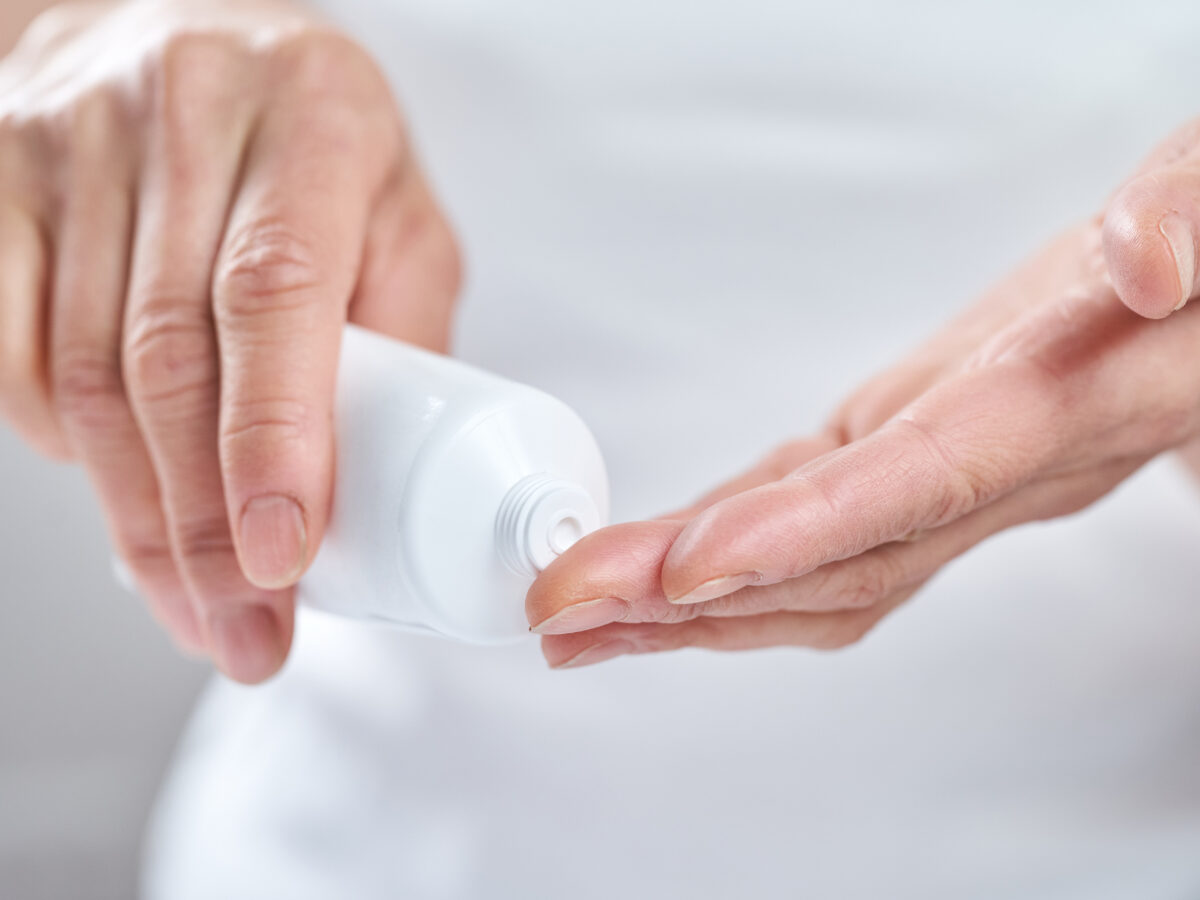 Neu in der Offizin: DERMASENCE Adtop 10 % Urea Pflegecreme – Spendet 72h Feuchtigkeit*