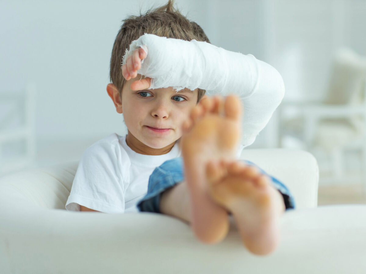 Ibu, PCM, Opioide oder eine Kombi: Was wirkt besser gegen Schmerzen bei Kindern?