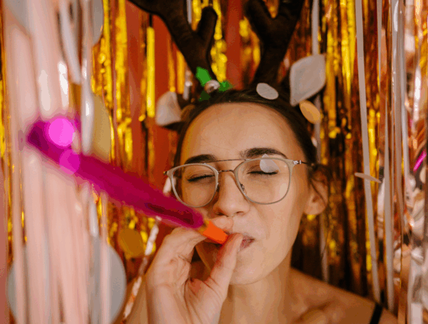 Symbolbild Kostümierte Frau feiert ausgelassen Karneval.