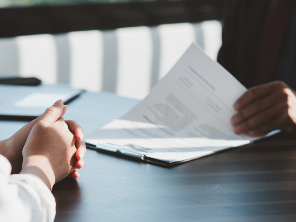Arbeitsvertrag: Wann drohen Strafen?
