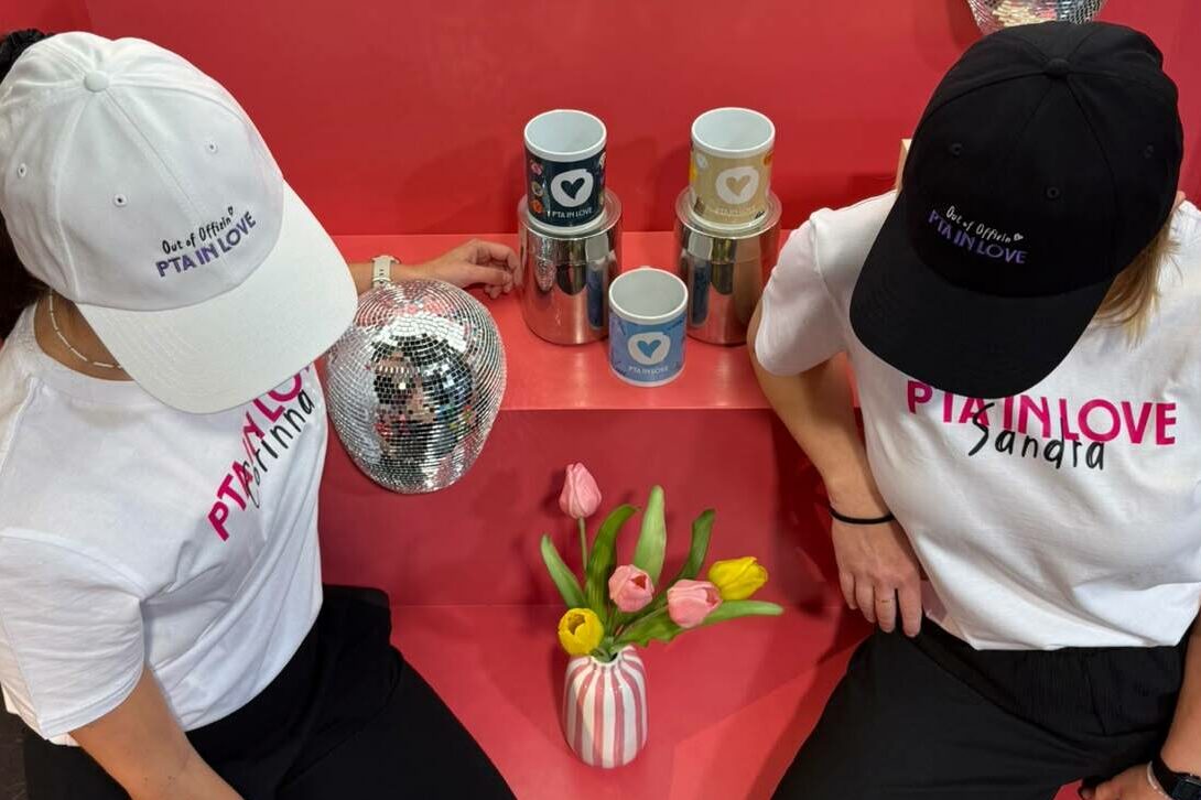 Bild mit zwei Personen mit Kappe und Tshirt auf einer Treppe mit Dekoration.