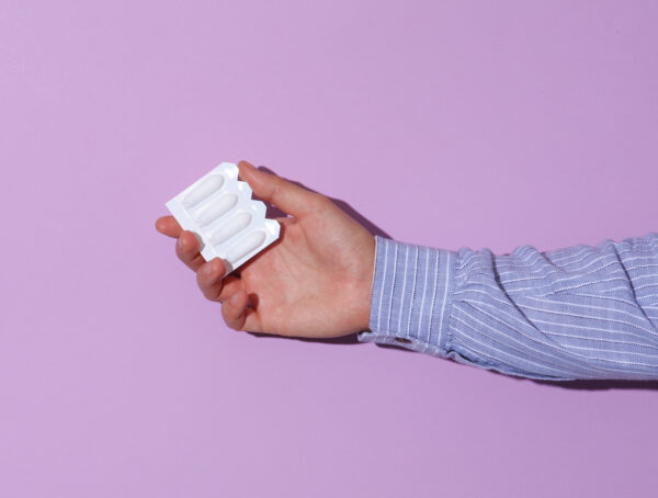 Symbolbild einer Hand, die Tabletten hält.