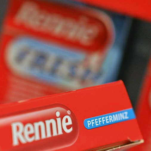 Rennie enthält Calcium- und Magnesiumcarbonat und soll überschüssige Magensäure neutralisieren.